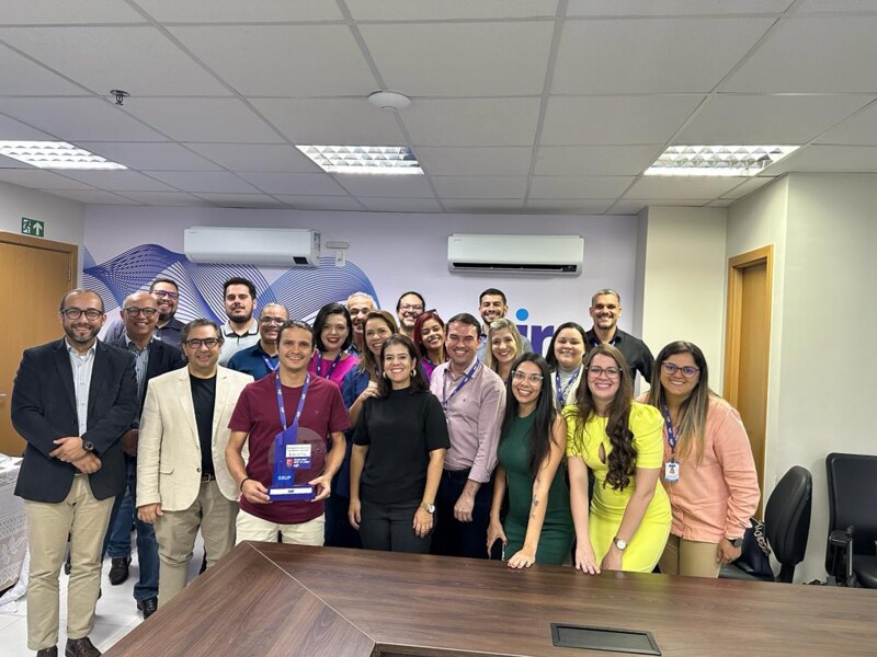 equipe-corporativa-de-suprimentos-recebe-trofeu-de-reconhecimento-durante-cafe-com-a-superintendencia